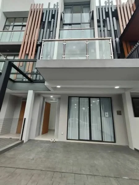 Exterior type: linked terrace house; features: glass balcony railing, wooden slats on facade, grey painted facade, concrete flooring, large sliding glass doors, overhang roof, outdoor lighting, two-storey structure; style: modern.
