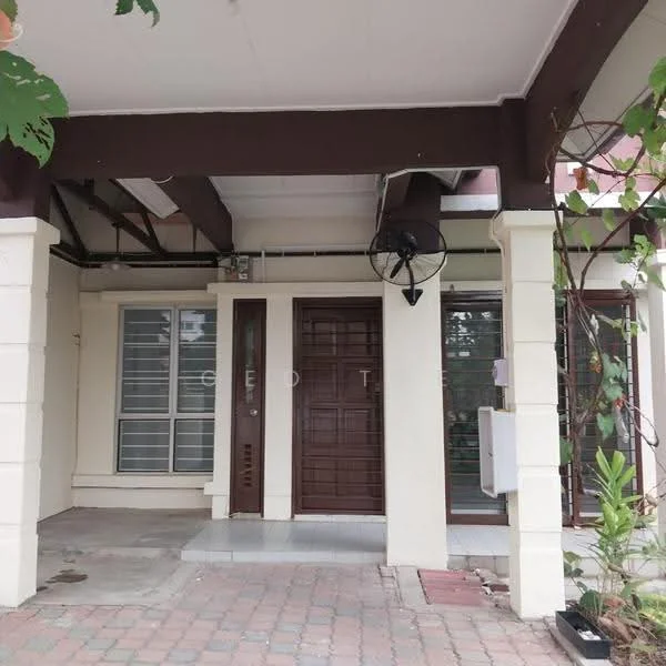 Exterior type: linked terrace house; features: brown wooden door, white painted facade, covered porch area, brick paver walkway, wall-mounted air conditioning unit, large windows with horizontal slats, decorative wooden beams, greenery along the entrance; style: modern.
