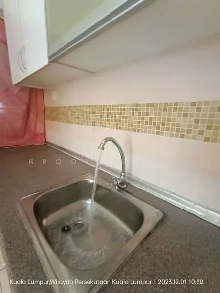 Kitchen features: single-bowl stainless-steel sink, chrome pull-down faucet, laminate countertop, mosaic tile backsplash, white cabinetry, grey countertop, wall-mounted cabinets, water running from faucet.