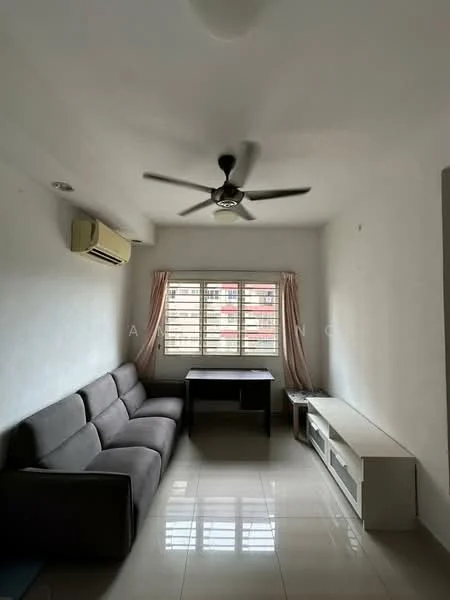 Living features: 3-seater fabric sofa in grey, ceiling fan, wall-mounted split AC, window with horizontal blinds, light-colored walls, glossy tile flooring, TV console, coffee table; style: modern.