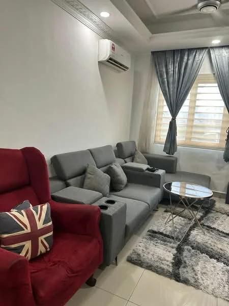 Living features: grey fabric 3-seater sofa, red upholstered armchair, decorative cushion with Union Jack pattern, glass coffee table, area rug with geometric pattern, wall-mounted split AC, curtains in grey fabric, white painted walls, recessed ceiling lights, ceiling fan; style: modern.
