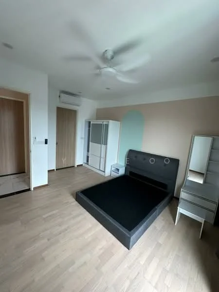 Bedroom features: wooden flooring, painted walls in beige and white, 5-blade ceiling fan, wall-mounted air conditioning unit, black platform bed, white wardrobe with sliding doors, white dressing table with mirror, door leading to hallway; style: modern.