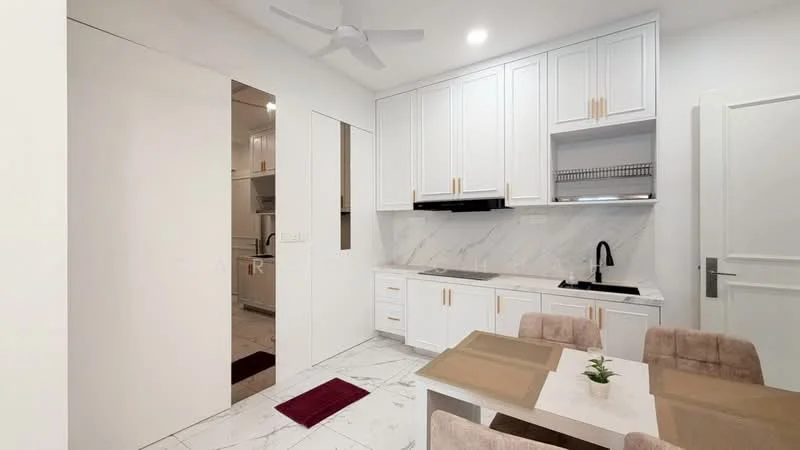 Kitchen features: white shaker cabinets, black countertop, single-bowl stainless-steel sink, chrome pull-down faucet, marble tile backsplash, built-in oven, freestanding range oven, recessed downlights, marble flooring, ceiling fan, dining table with beige upholstered chairs, sliding door, open shelving; style: modern.