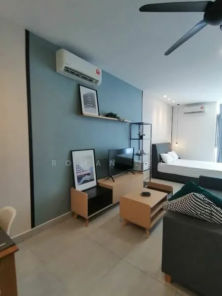 Living features: grey accent wall, white painted walls, tile flooring, 5-blade ceiling fan, wall-mounted split AC, TV console, wall-mounted TV, coffee table, sofa in grey fabric, decorative cushions, open shelving unit, framed artwork; style: modern.