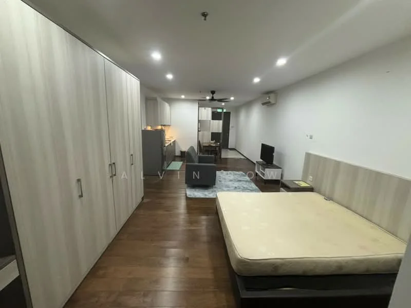Living features: wooden flooring, white painted walls, ceiling fan, wall-mounted TV, built-in wardrobe, sofa, coffee table, dining table with chairs, kitchenette with countertop, refrigerator, open layout; style: modern.