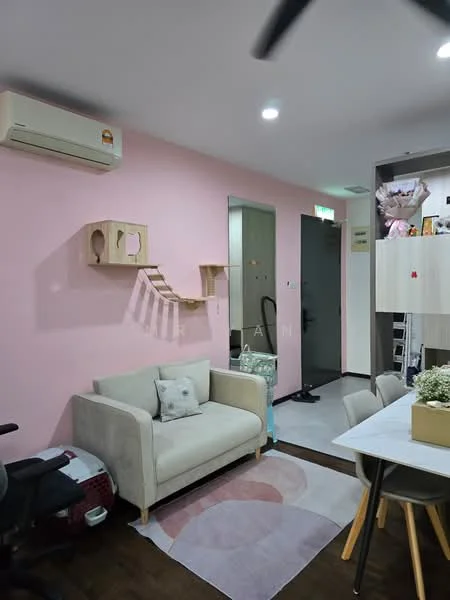 Living features: pink painted walls, wooden flooring, 1 wall-mounted split AC, 3-blade ceiling fan, sofa in cream, decorative wall shelf, dining table with chairs, area rug with circular pattern, doorway to hallway, decorative items on shelf; style: modern.