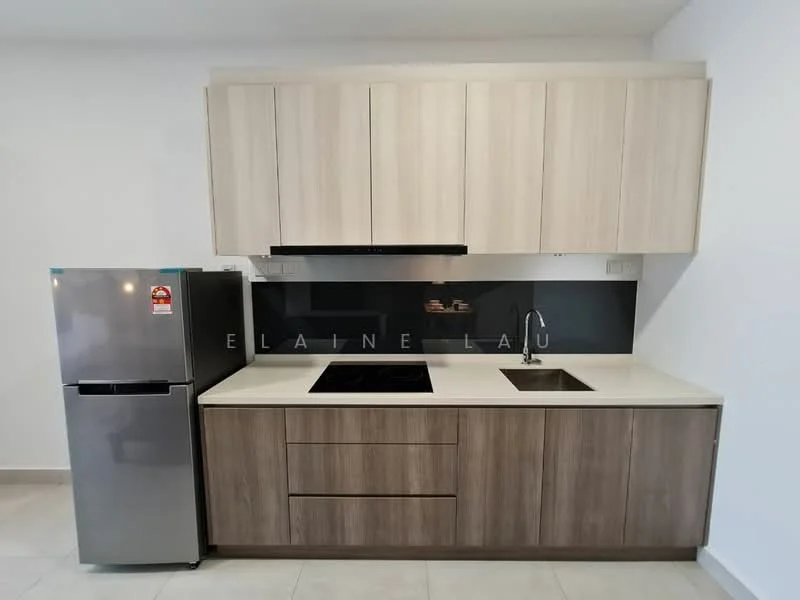 Kitchen features: stainless-steel fridge, built-in oven, 4-burner induction hob, single-bowl stainless-steel sink, chrome pull-down faucet, light wood cabinetry, dark wood lower cabinets, black glass backsplash, white countertop, tile flooring; style: modern.