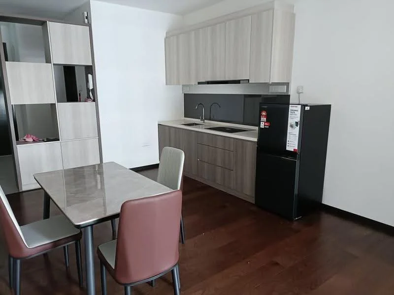 Kitchen features: laminate cabinetry in light wood, dark grey countertop, double-bowl stainless-steel sink, chrome pull-down faucet, built-in refrigerator in black, 4-burner gas hob, wall-mounted cabinets, tile backsplash, dining table with marble top, 4 dining chairs with upholstered seats, dark wood flooring; style: modern.