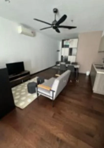 Living features: wooden flooring, 5-blade ceiling fan, wall-mounted TV, sofa with light upholstery, coffee table, area rug with geometric pattern, built-in cabinetry, air conditioning unit; style: modern.