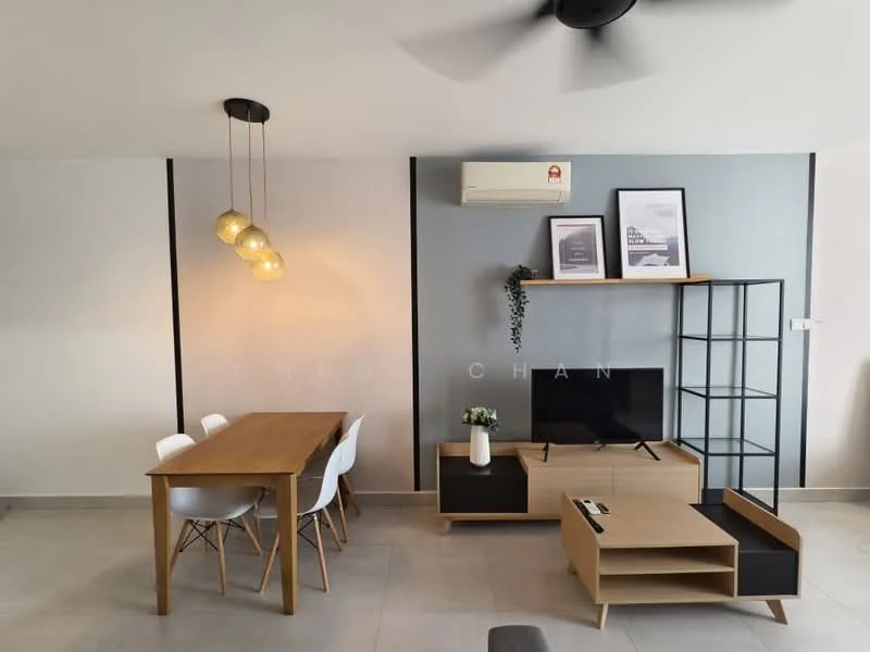 Living features: dining table with 4 white chairs, wooden dining table, 3-bulb pendant light, wall-mounted air conditioning unit, TV console in light wood and black, wall-mounted TV, open shelving unit in black metal, decorative plant on shelf, grey accent wall, light grey floor tiles, sofa in light wood, coffee table in light wood; style: modern.