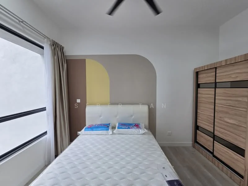 Bedroom features: queen-size bed, upholstered headboard, two decorative pillows, wooden wardrobe with sliding doors, large windows with black frames, curtains in light beige, light-colored laminate flooring, accent wall with curved design in yellow and beige; style: modern.