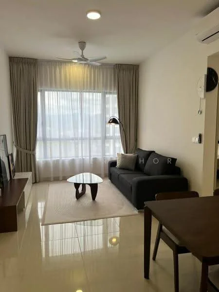 Living features: 3-seater fabric sofa in black, coffee table with wooden legs, area rug with neutral color, floor-to-ceiling windows, sheer curtains, ceiling fan, wall-mounted TV, TV console in wood, decorative wall clock; style: modern.