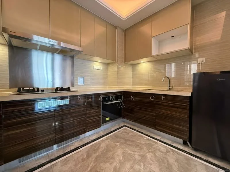 Kitchen features: brown wooden cabinetry, cream high-gloss upper cabinets, stainless-steel range hood, 4-burner gas hob, single-bowl stainless-steel sink, chrome pull-down faucet, granite countertop, tile backsplash, marble tile flooring, recessed downlights, built-in oven, fridge, drawer storage; style: modern.