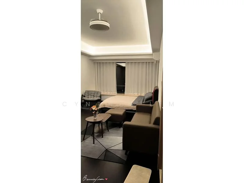 Living features: sofa in beige fabric, armchair in grey fabric, round coffee table, bed with upholstered headboard, floor-to-ceiling windows with sheer curtains, recessed LED downlights, ceiling fan, decorative flower vase, area rug with geometric pattern, wall-mounted artwork; style: modern; view: city.