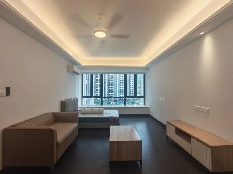 Living features: light wood flooring, white painted walls, tray ceiling with recessed lighting, 5-blade ceiling fan, floor-to-ceiling windows, sofa in light beige fabric, wooden TV console, queen-size bed, air conditioning unit; style: modern; view: city.