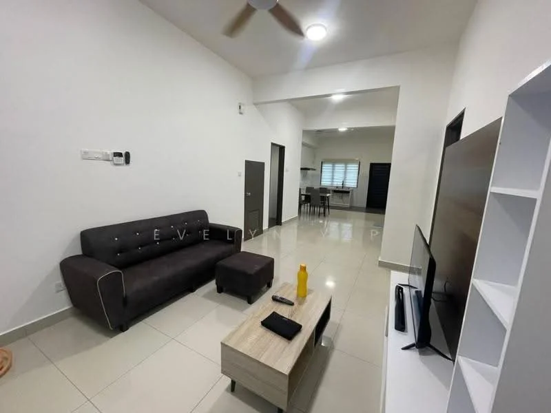 Living features: 3-seater fabric sofa in dark grey, coffee table in light wood, wall-mounted TV, TV console in light wood, ceiling fan, recessed downlights, white painted walls, tile flooring, window with blinds, decorative wall shelf; style: modern.