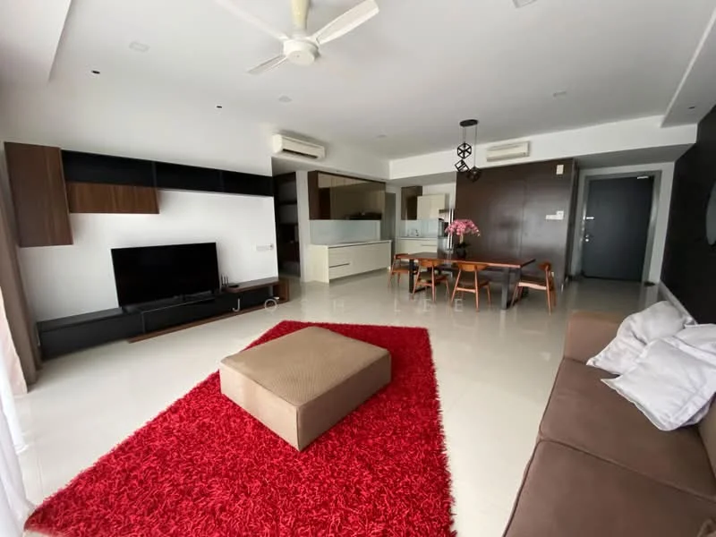 Living features: 3-seater brown leather sofa, coffee table with beige upholstery, area rug in red, wall-mounted TV, TV console in black, built-in shelving unit in dark wood, ceiling fan, recessed lighting, large windows with sheer curtains, open layout to kitchen, white walls, glossy tile flooring; style: modern.