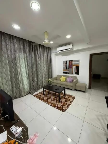 Living features: white painted walls, polished tile flooring, 5-blade ceiling fan with light, recessed downlights, sofa in beige, coffee table, area rug with geometric pattern, TV console, wall-mounted TV, curtains with wave pattern, decorative plants, air conditioning unit; style: modern.