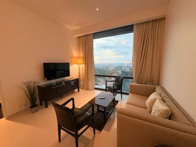 Living features: floor-to-ceiling windows, city view, cream painted walls, polished tile flooring, sofa in beige fabric, 2 black leather armchairs, coffee table, TV console, wall-mounted TV, lamp with shade, decorative plant; style: modern.