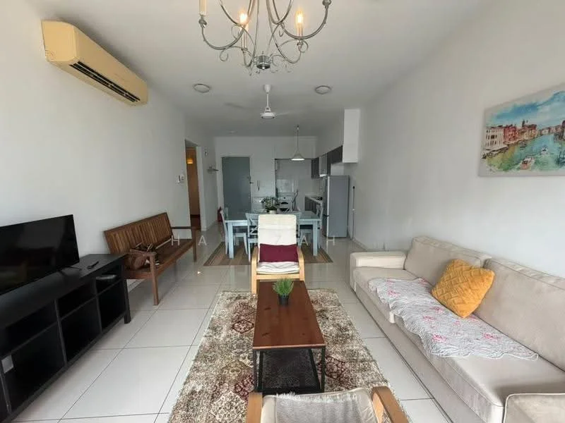 Living features: 3-seater fabric sofa in beige, wooden coffee table, TV console, wall-mounted TV, area rug with geometric pattern, ceiling fan, wall-mounted air conditioning unit, decorative wall art, dining table with chairs, open-plan layout to kitchen, large windows with natural light, light-colored walls, tile flooring; style: modern.