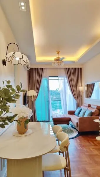 Living features: sofa in brown fabric, 3-seater sofa, ceiling fan with light, recessed LED downlights, floor-to-ceiling windows, curtains in light brown, wooden flooring, decorative wall sconce, round area rug, dining table with white surface, 4 dining chairs, greenery in vase; style: modern; view: garden.