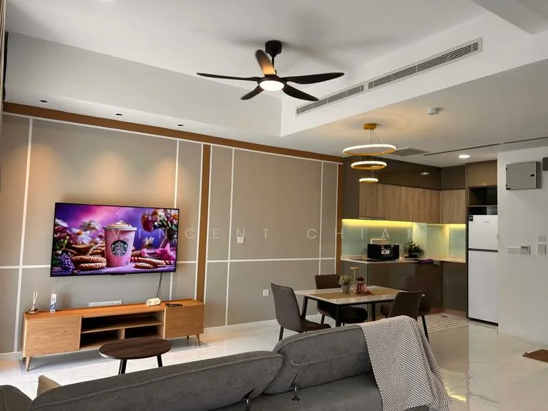 Living features: 3-seater fabric sofa in grey, ceiling fan with light, wall-mounted TV, TV console in wood, decorative wall with horizontal lines, recessed lighting, dining table for 4 with wooden chairs, open kitchen area with cabinetry, white tiled flooring, large window for natural light, decorative items on TV console; style: modern.