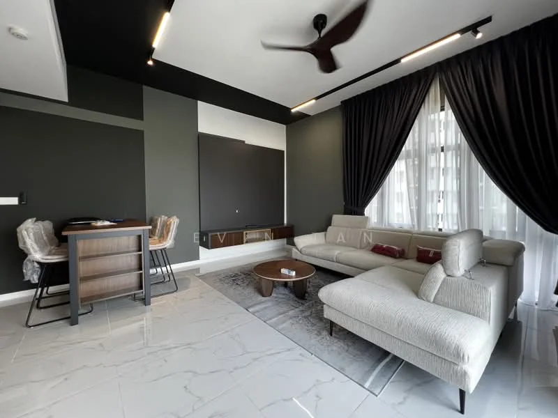 Living features: 3-seater fabric sofa in light grey, coffee table, area rug with geometric pattern, wall-mounted TV, floor-to-ceiling windows with sheer curtains, dark accent wall, light grey walls, recessed downlights, 5-blade ceiling fan, dining table with 4 chairs, decorative wall art; style: modern; view: city.