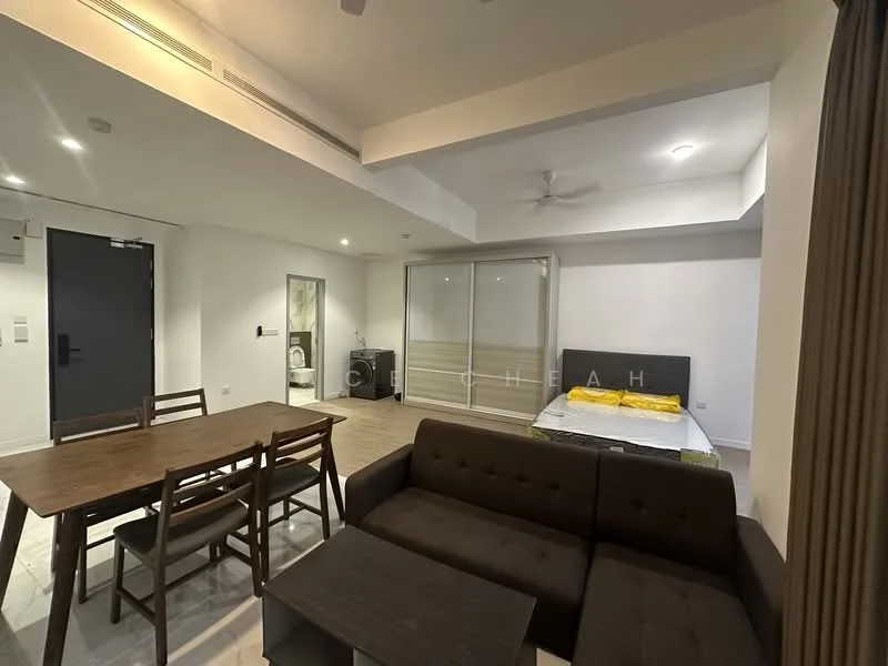 Living features: sofa in dark grey fabric, wooden dining table with 6 chairs, queen-size bed with yellow bedding, built-in wardrobe with sliding doors, ceiling fan, recessed downlights, laminate flooring, wall-mounted TV, laundry area visible in background; style: modern.