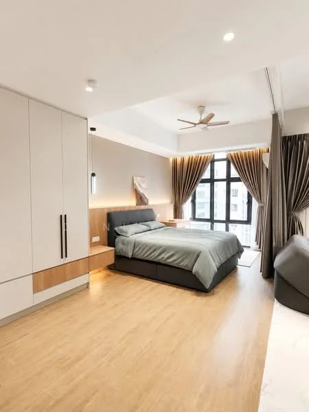 Bedroom features: king-size bed with grey bedding, upholstered headboard, wooden bedside tables, wall-mounted reading lights, floor-to-ceiling windows, sheer curtains, blackout curtains, 5-blade ceiling fan, laminate flooring, decorative artwork on wall, built-in wardrobe with sliding doors, area rug; style: modern; view: city.
