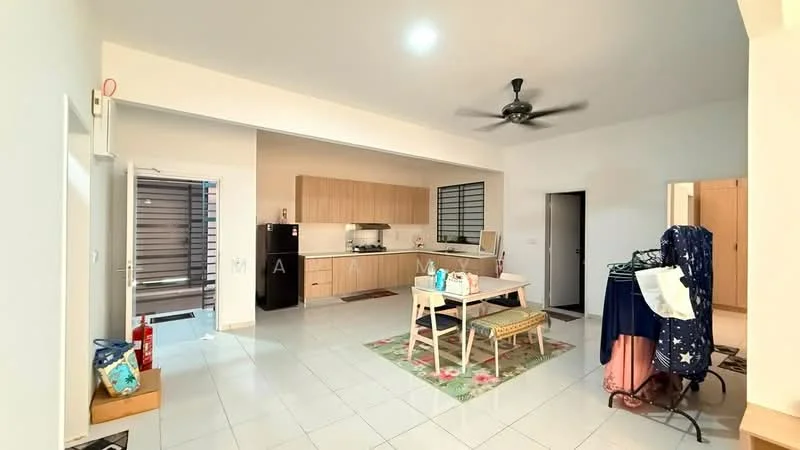 Kitchen features: white painted walls, tile flooring, ceiling fan, wood cabinetry, stainless-steel fridge, built-in oven, 4-burner gas hob, kitchen island, dining table with chairs, area rug with floral pattern, window with grille, light fixture; style: modern. Living features: tile flooring, white painted walls, ceiling fan, dining table with chairs, area rug with floral pattern, light fixture; style: modern.