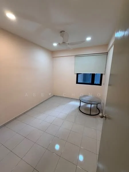 Room features: light beige painted walls, glossy white ceiling, recessed LED downlights, 5-blade ceiling fan, grey ceramic tile flooring, window with roller blinds, round coffee table; style: modern.