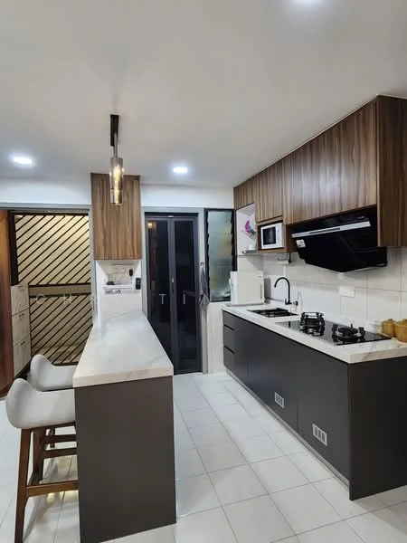 Kitchen features: white quartz countertop, dark grey cabinetry, wooden upper cabinets, built-in microwave, stainless-steel range hood, 4-burner gas hob, single-bowl stainless-steel sink, chrome pull-down faucet, pendant light fixture, recessed LED downlights, white tiled backsplash, bar seating with wooden stools, floor-to-ceiling windows, sliding glass door; style: modern.