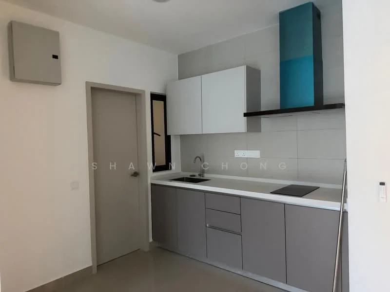 Kitchen features: white upper cabinets, grey lower cabinets, single-bowl stainless-steel sink, chrome pull-down faucet, black countertop, built-in stovetop, tile backsplash, wall-mounted air conditioning unit, recessed lighting, grey tiled flooring; style: modern.