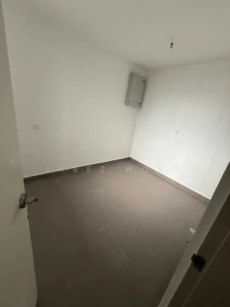 Room features: white painted walls, tile flooring, 1 wall-mounted split AC, ceiling light fixture.