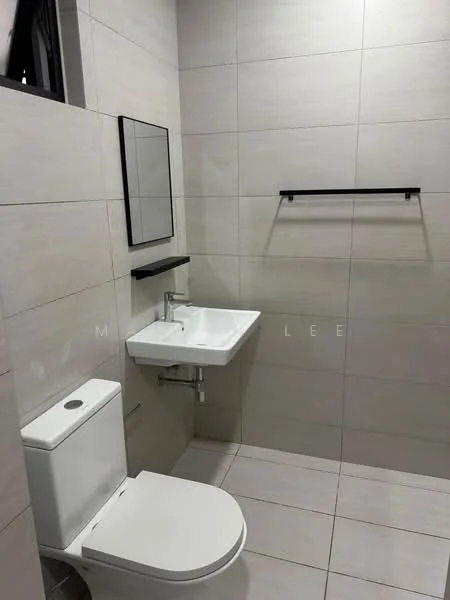 Bathroom features: white wall tiles, grey floor tiles, single-sink vanity with wall-mounted faucet, framed mirror, one-piece toilet, black towel rack, chrome plumbing fixtures, modern design; style: modern.