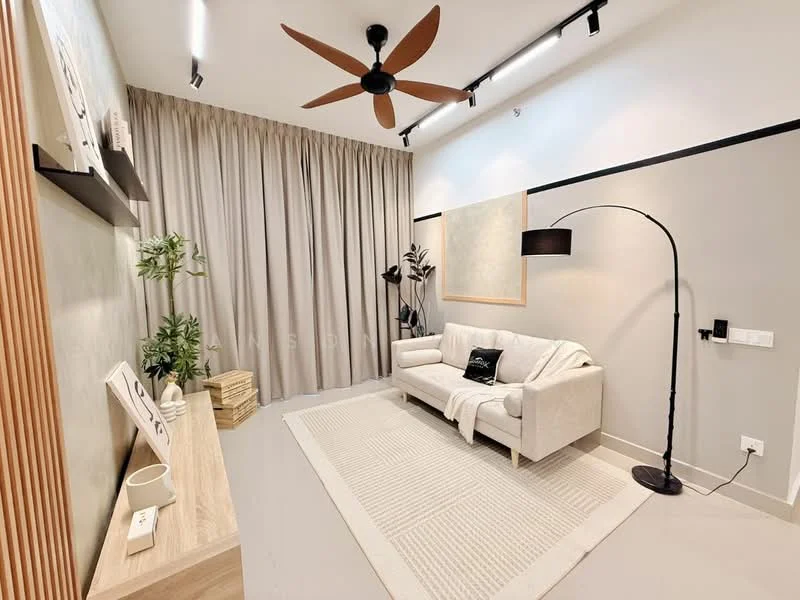 Living features: 3-seater fabric sofa in white, 5-blade ceiling fan with wooden blades, floor lamp with black shade, light-colored area rug, curtains in light beige, wall-mounted artwork, decorative plant in pot, wooden side table; style: modern.