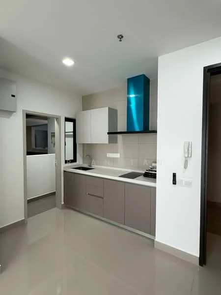 Kitchen features: white upper cabinets, brown lower cabinets, quartz countertop, stainless-steel sink, chrome pull-down faucet, built-in gas hob, stainless-steel range hood, tile backsplash, recessed downlights, grey tile flooring, wall-mounted air conditioning unit; style: modern.