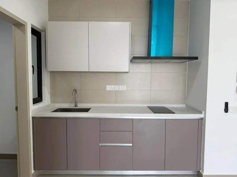 Kitchen features: light grey cabinetry, white countertop, single-bowl stainless-steel sink, chrome pull-down faucet, built-in induction cooktop, extraction hood in blue, cream tiled backsplash, wall-mounted cabinets; style: modern.