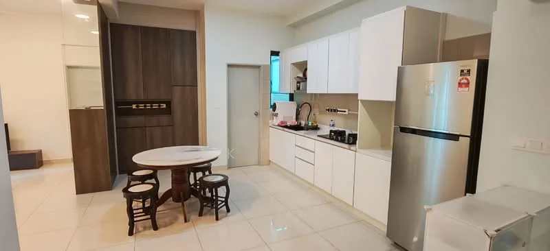 Kitchen features: white cabinetry, brown wooden accent wall, marble countertop, stainless-steel fridge, built-in oven, 4-burner gas hob, single-bowl stainless-steel sink, chrome pull-down faucet, round dining table, 4 wooden dining chairs, ceramic tile flooring, recessed downlights; style: modern.