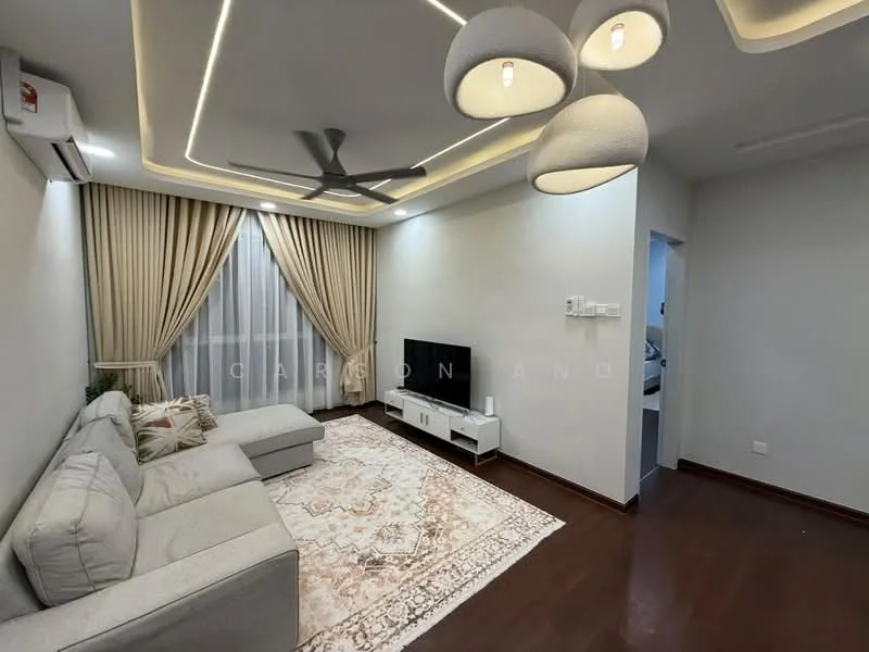 Living features: 3-seater fabric sofa in light grey, area rug with geometric pattern, wall-mounted TV, TV console in white, ceiling with recessed lighting, 5-blade ceiling fan with light, curtains in beige, wood flooring, decorative wall with feature lighting; style: modern.
