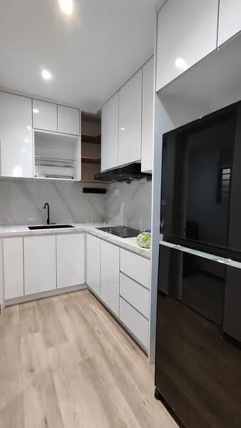 Kitchen features: white shaker cabinets, black countertop, single-bowl stainless-steel sink, chrome pull-down faucet, built-in oven, stainless-steel fridge, ceramic tile backsplash, recessed LED downlights, wood laminate flooring; style: modern.