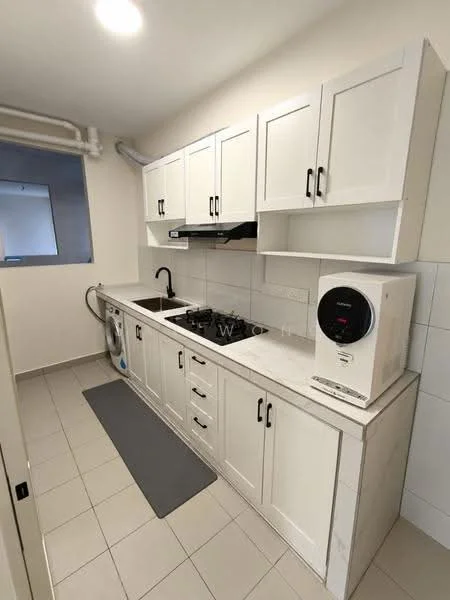 Kitchen features: white shaker cabinets, marble countertop, single-bowl stainless-steel sink, chrome pull-down faucet, built-in gas hob, built-in range hood, washing machine, grey mat, tile flooring, white tiled backsplash, overhead cabinets, under-sink storage; style: modern.
