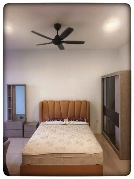 Bedroom features: king-size bed, upholstered headboard in beige, 2 bedside tables with drawers, built-in wardrobe with sliding doors, ceiling fan, recessed downlights, white painted walls, tile flooring; style: modern.