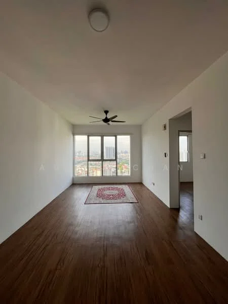 Living features: wooden flooring, white painted walls, 5-blade ceiling fan, floor-to-ceiling windows, area rug with geometric pattern, city view; style: modern; view: city.
