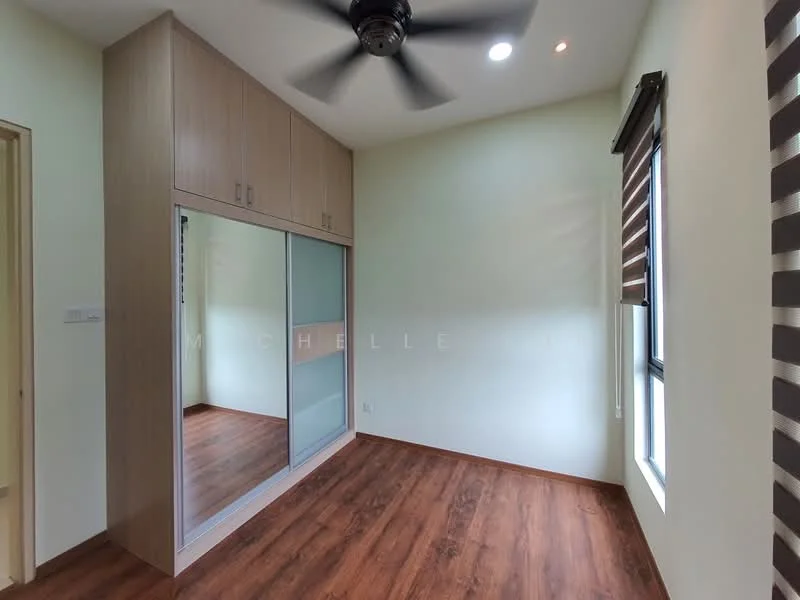 Bedroom features: wooden flooring, light beige painted walls, built-in wardrobe with sliding mirror doors, ceiling fan with light, window with roller blinds, natural light from window; style: modern.