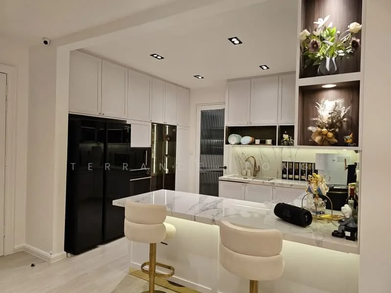 Kitchen features: white shaker cabinets, black stainless-steel fridge, built-in oven, 4-burner gas hob, marble countertop, white backsplash, pendant lighting, bar stools, open shelving with decorative items, recessed downlights, single-bowl stainless-steel sink, chrome pull-down faucet; style: modern.