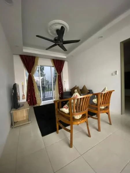 Living features: 2 wooden chairs with floral cushions, black area rug, ceiling fan with 5 blades, recessed ceiling with decorative rose, floor-to-ceiling sliding glass door, curtains in red, light-colored walls, tile flooring; style: modern; view: garden.