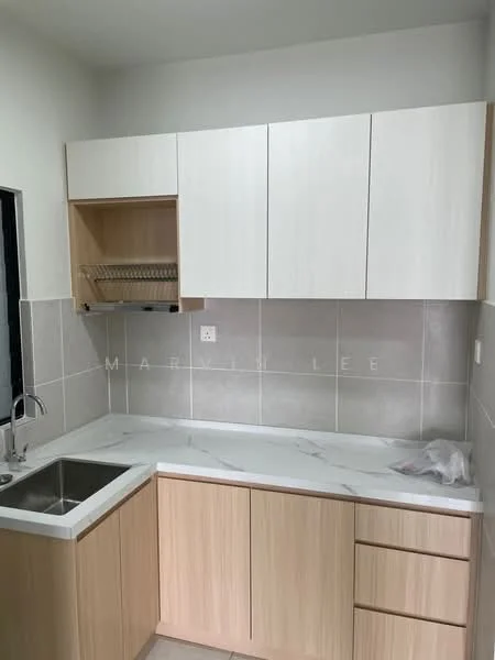 Kitchen features: single-bowl stainless-steel sink, chrome pull-down faucet, marble countertop, light wood cabinetry, white upper cabinets, grey tile backsplash, open shelving, built-in dish rack; style: modern.