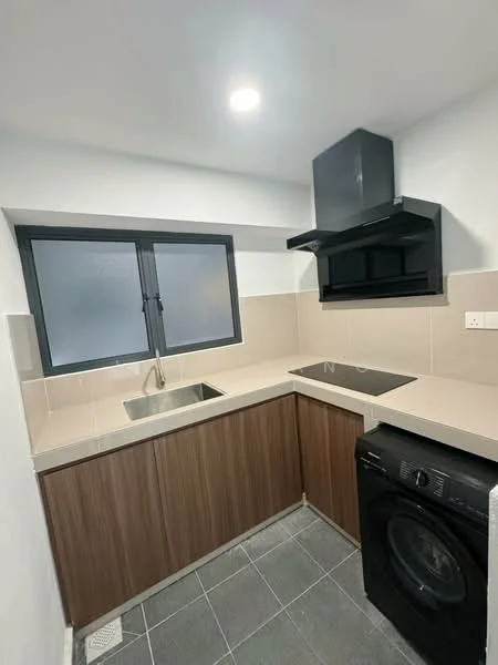 Kitchen features: single-bowl stainless-steel sink, chrome pull-down faucet, black range hood, black built-in cooktop, laminate cabinetry in wood finish, light-colored countertop, grey ceramic tile flooring, front-load washing machine; style: modern.