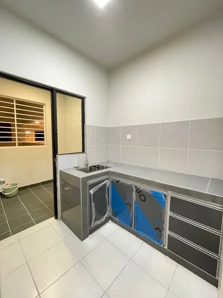 Kitchen features: stainless-steel countertop, grey cabinetry, single-bowl stainless-steel sink, chrome pull-down faucet, 4-burner gas hob, tile backsplash, white painted walls, grey tiled flooring, window with horizontal bars, door leading to outdoor area; style: modern.